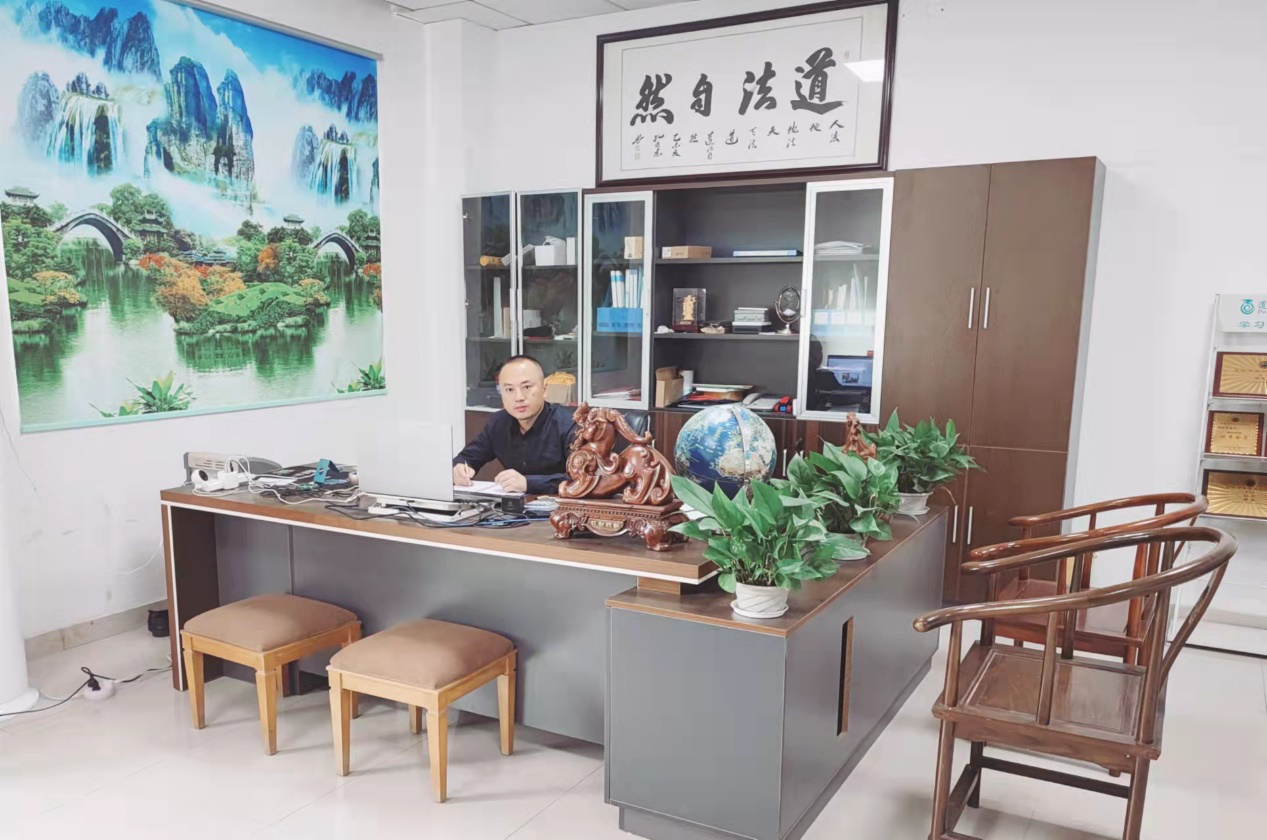 理事：何忠义